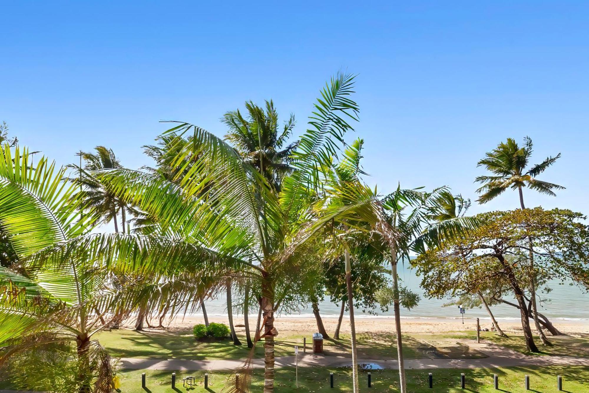 Alassio Beachfront Apartments Palm Cove Exteriör bild